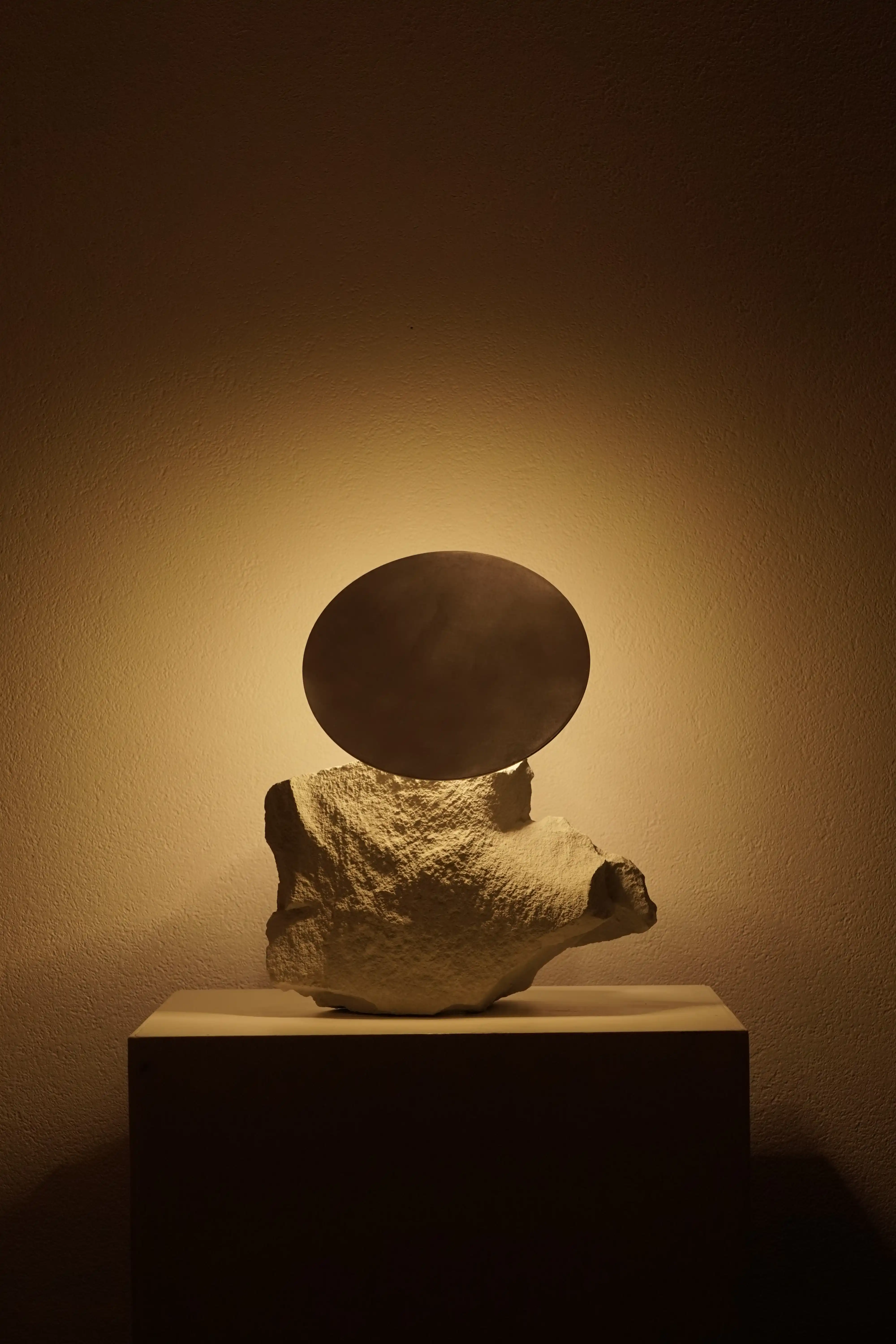 MO Lamp showing form and light